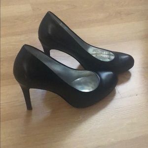 Black natural leather round toe heels size 7 1/2
